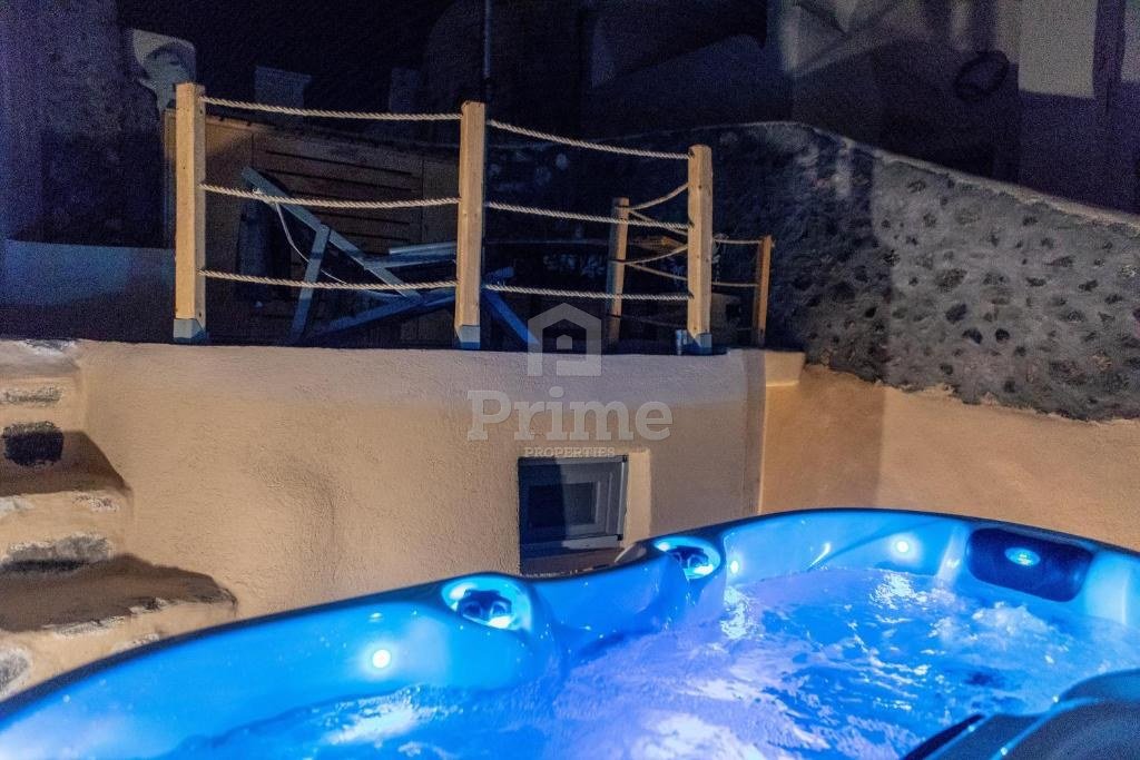 Υπόσκαφη κατοικία Σαντορίνη