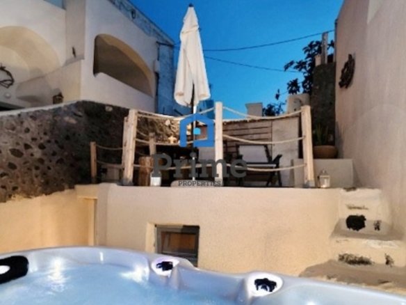 Cave-style luxury residence Santorini