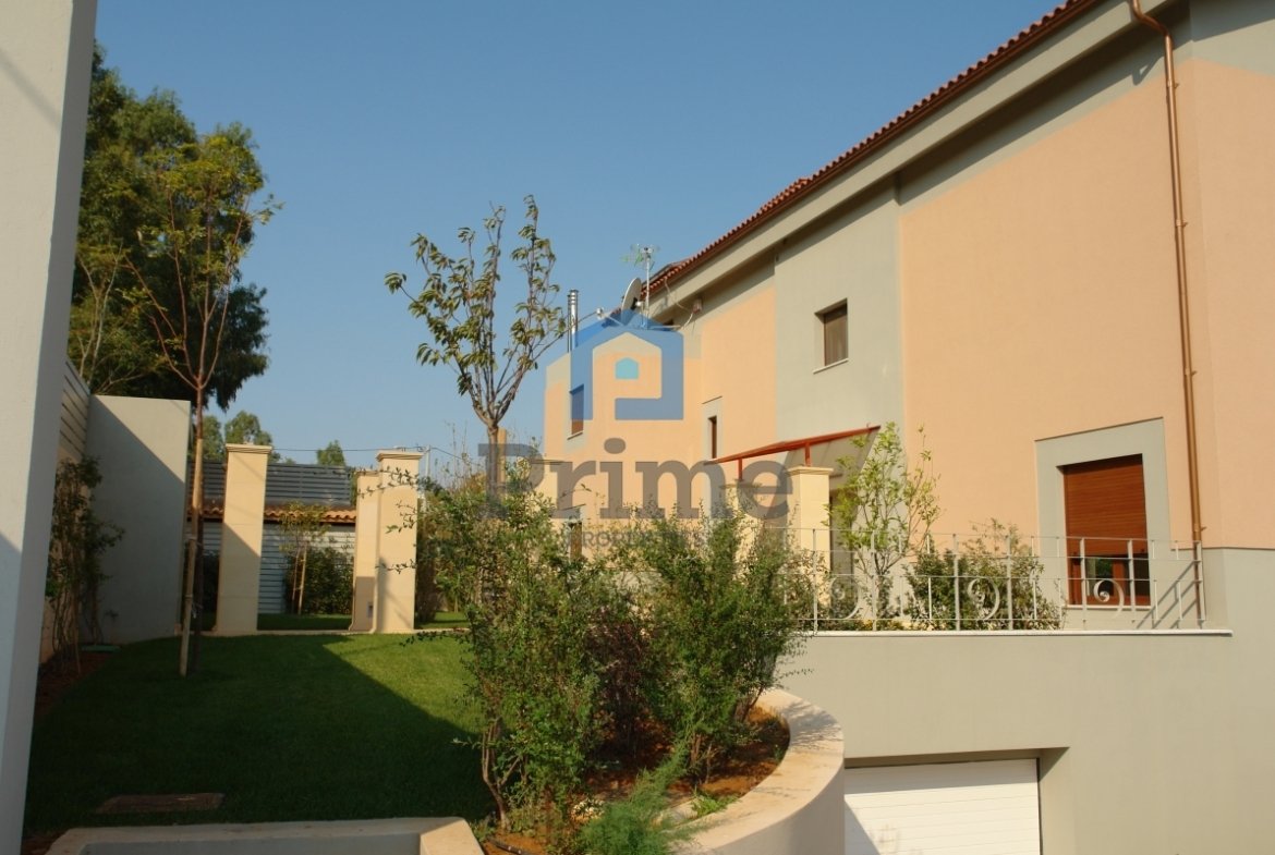 Μεζονέτα 530 τ.μ με πισίνα