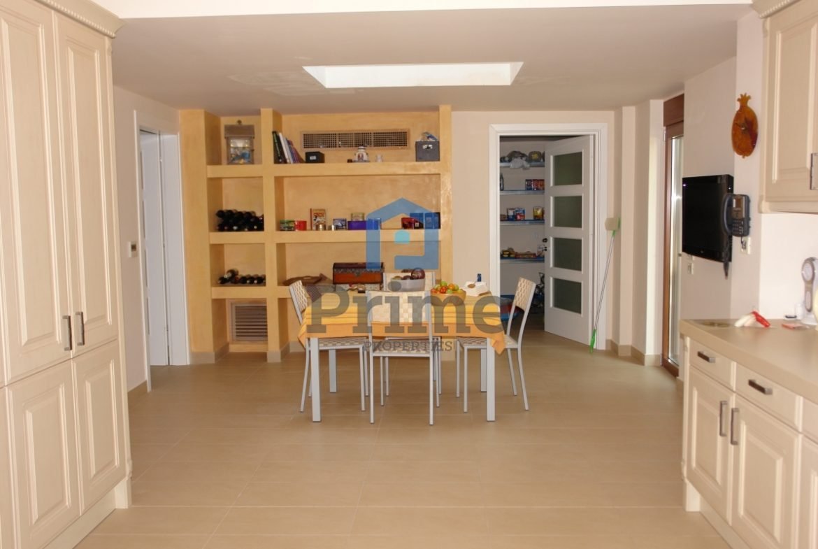 Μεζονέτα 530 τ.μ με πισίνα