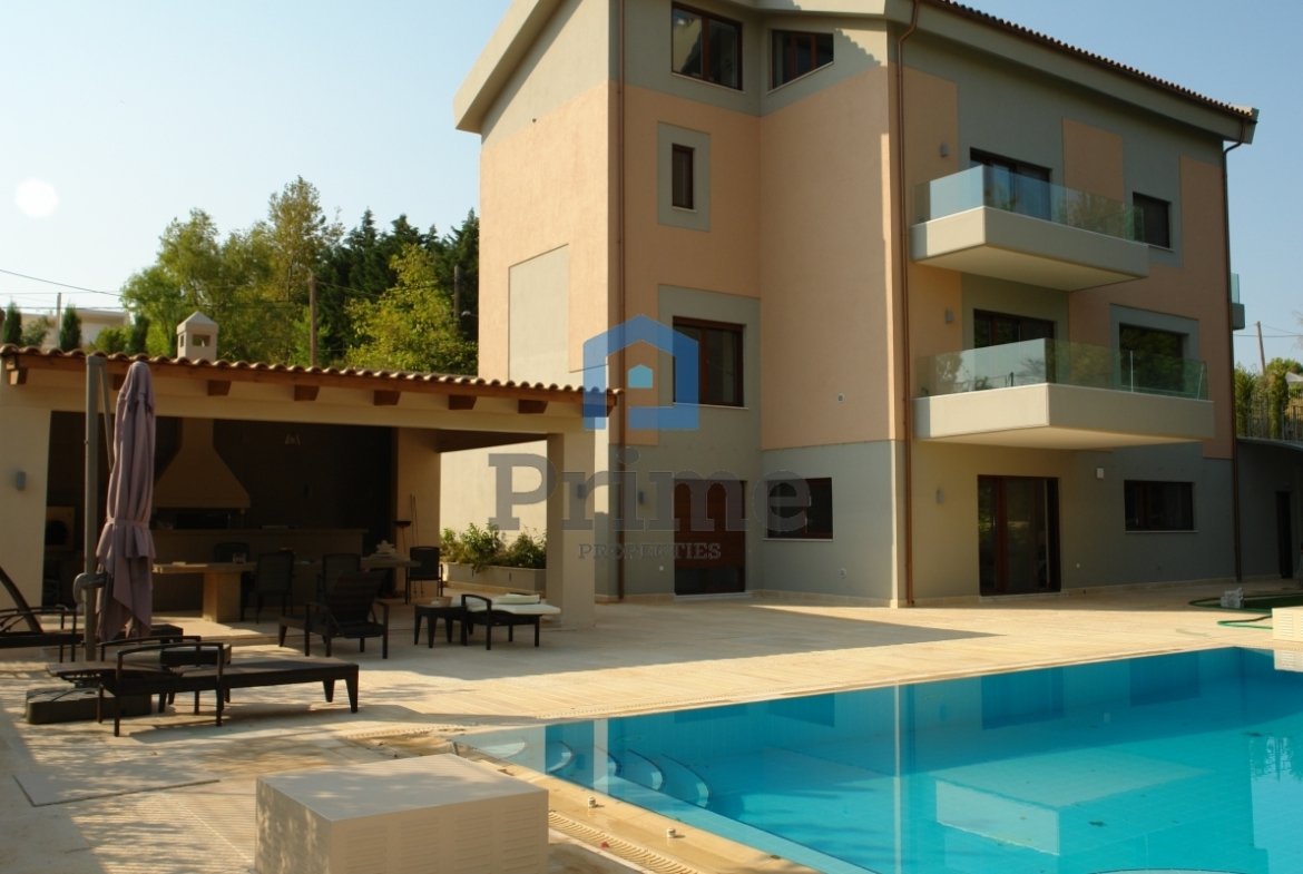 Μεζονέτα 530 τ.μ με πισίνα