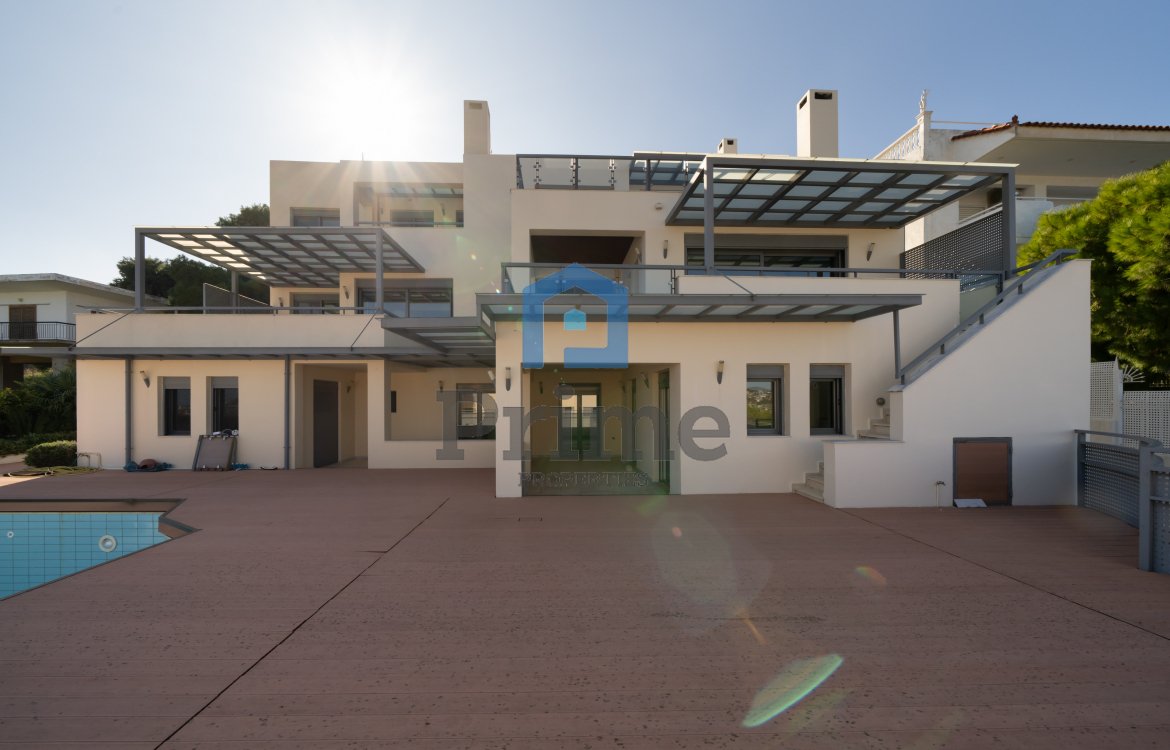 Συγκρότημα 3 κατοικιών με πισίνα