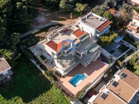 Residential Complex of 3 Residences with Pool